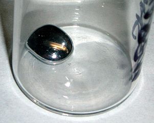 液状となる水銀の様子